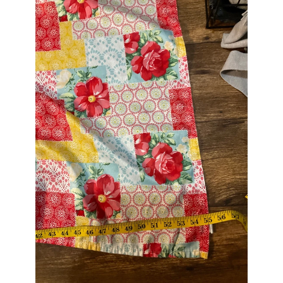 Pioneer Woman Tablecloth Heritage 55" x 96" Rectangle Vintage Flora Patchwork - Image 4 of 4