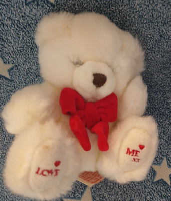 Vintage süßer Russ Berrie Love Me weißer Teddybär rote Schleife Stofftier Plüschtier