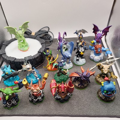 Activision Skylanders Lot Of 17 Figures Various And 1 Portal of Power 0000502