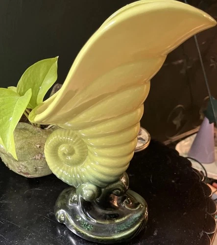 Hull Pottery Vtg 1951 Nautilus Shell Cornucopia Vase #102 Green Gradation