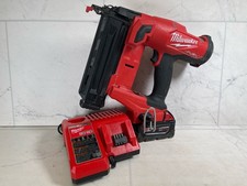 Milwaukee M18 FUEL 2746-21 18-Gauge Cordless Brad Nailer Kit A1G011728