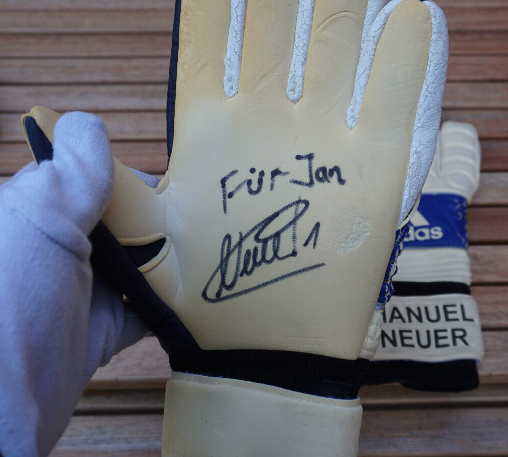 Retro Torwarthandschuhe von Manuel Neuer FC Schalke 04 signiert