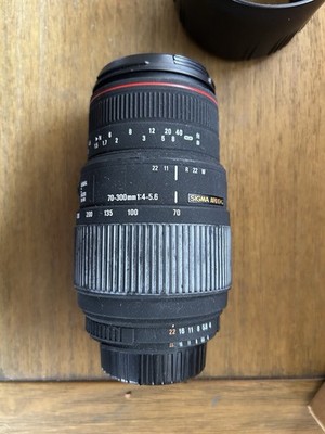 Sigma 70-300mm f/4-5.6 DG APO Macro Telephoto Zoom Lens for Nikon SLR Cameras