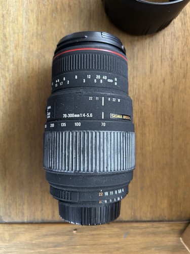 Sigma 70-300mm f/4-5.6 DG APO Macro Telephoto Zoom Lens for Nikon SLR Cameras