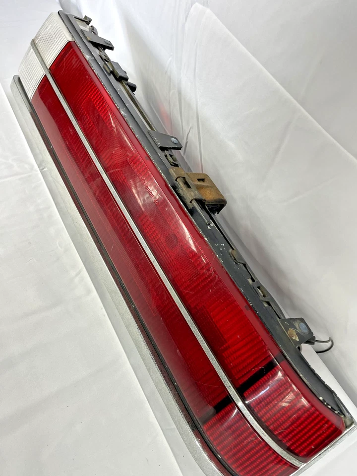 85 86 87 88 89 90 Buick Electra -Luz trasera lado pasajero- OEM Foto 3 de 4