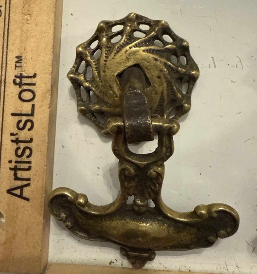 Conjunto de 4 puxadores antigos de latão fundido com gota Art Nouveau alças de placa traseira perfuradas - Imagem 3 de 4