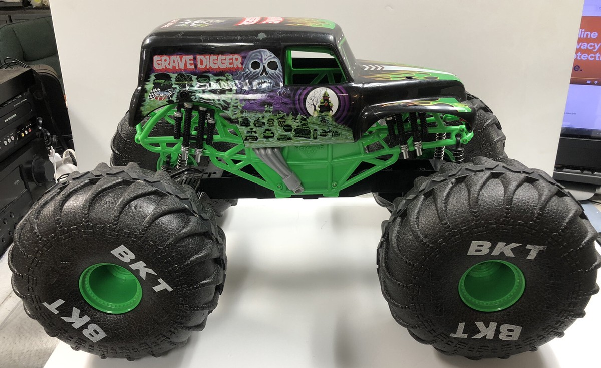 Grave Digger Monster Jam Radio Control Monster Truck, Spin Master