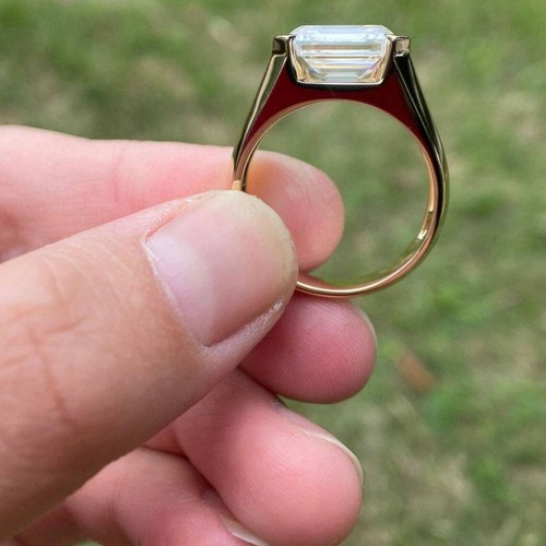 Anello nuziale uomo moissanite bianco taglio smeraldo est ovest placcato oro giallo - Foto 3 di 6