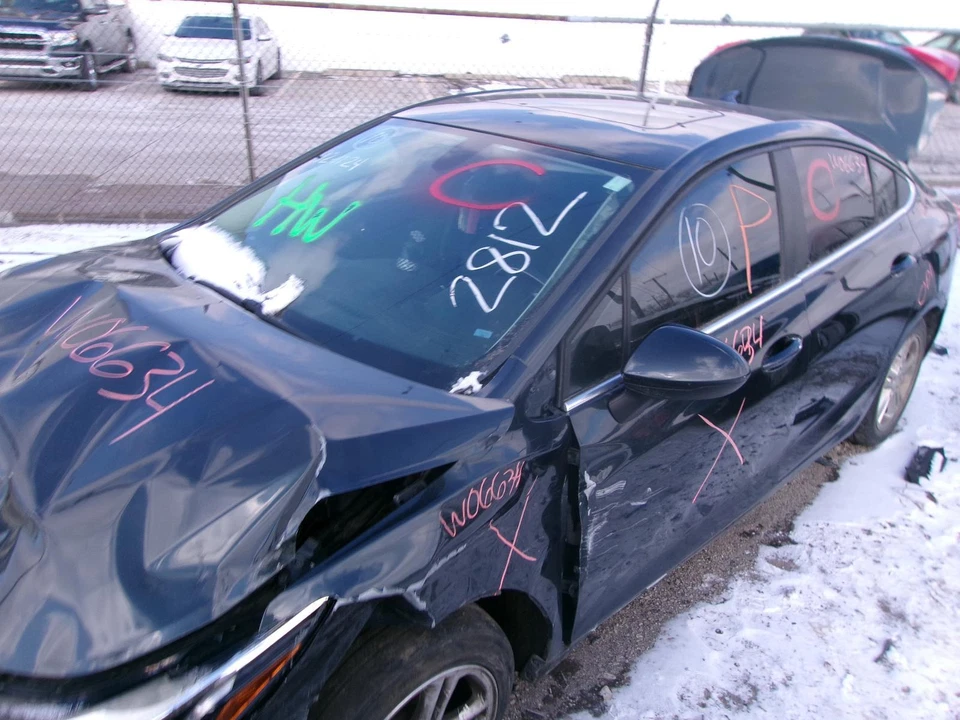 Used Front Right Lower Lower Control Arm Front fits: 2017 Chevrolet Cruze VIN B Foto 2 de 4