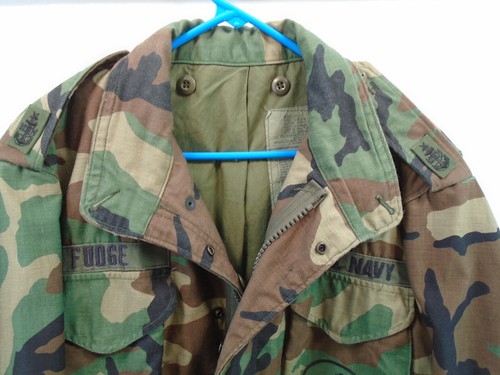 USGI Marina de los Estados Unidos Seabees Militar M65 Chaqueta de Campo Abrigo Camuflado 1991 Talla Mediana Larga 4-P - Imagen 10 de 11