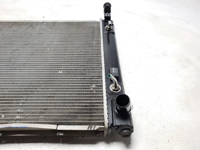 Radiador Nissan Versa 2012 2013 2014 2015 2016 2017 2018 OEM 21460-3VB3A Foto 3 de 4