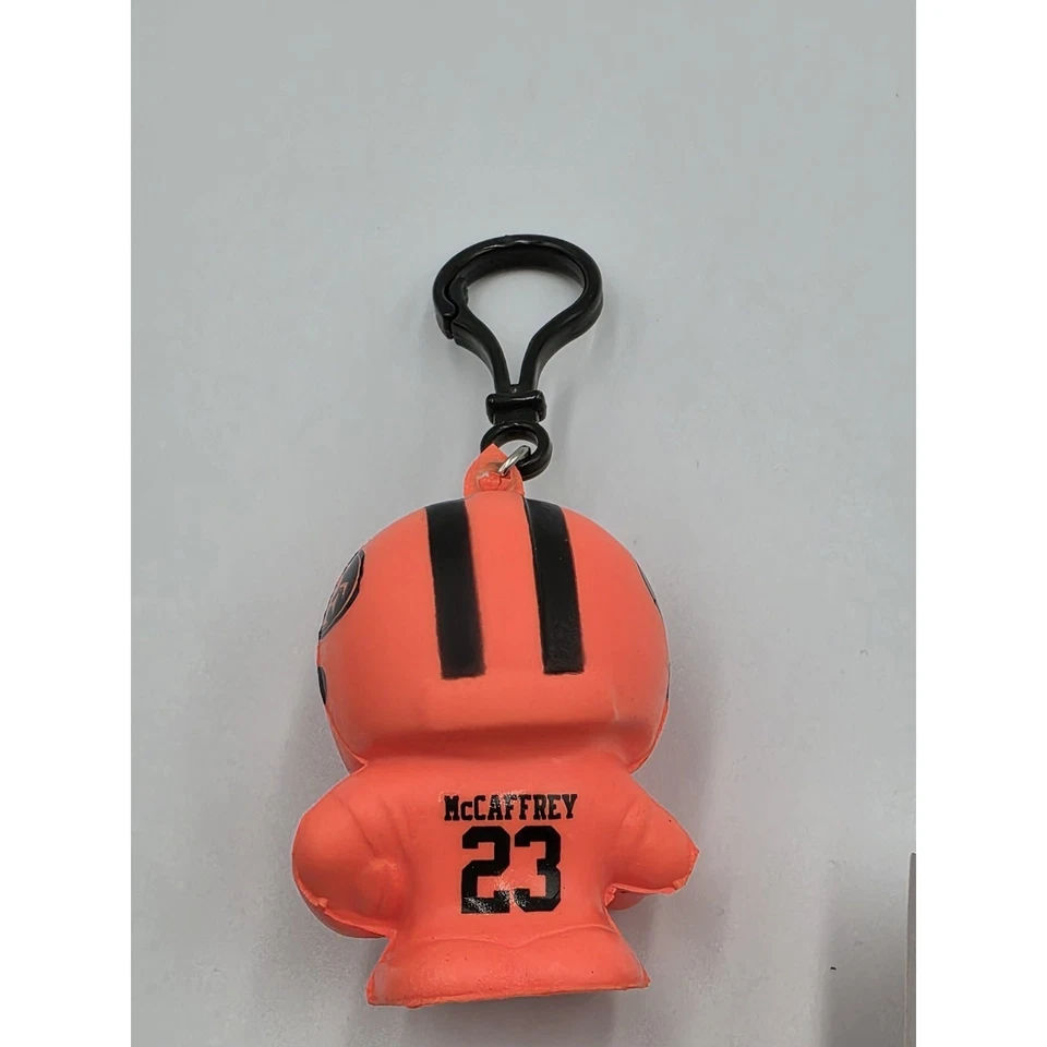 Chaveiro NFL Squeezymate Series 7 2025 Christian McCaffrey raro vermelho neon 49ers - Imagem 4 de 4