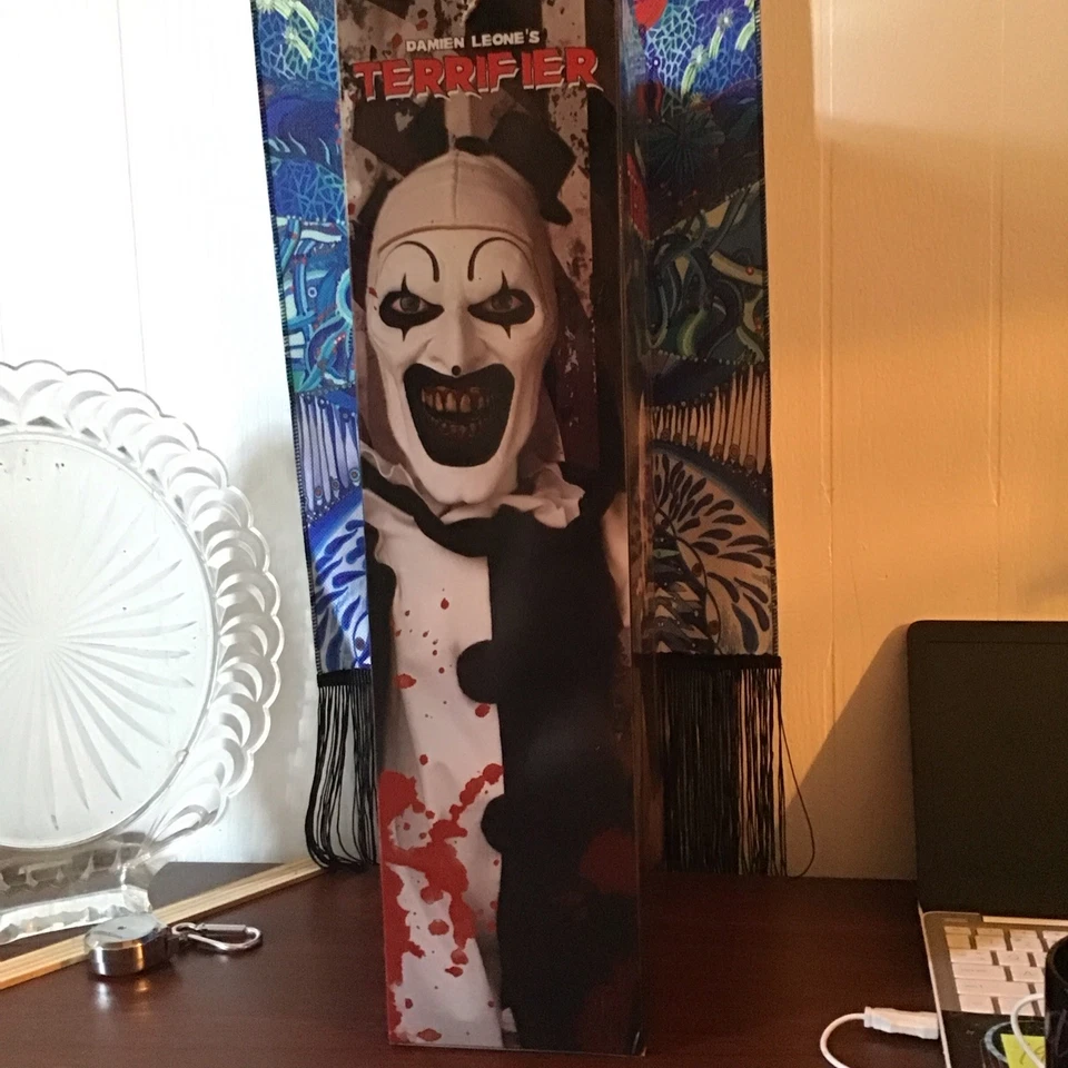 НОВАЯ В КОРОБКЕ фигурка плюшевых кукол Damien Leones Terrifier Mezco Toyz Roto КОРОБКА РАЗОРВАНА - Изображение 4 из 4