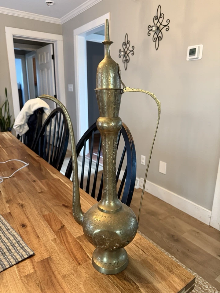 Antigua tetera de latón islámica hecha a mano jarra grabada con tapa y mango Foto 2 de 4