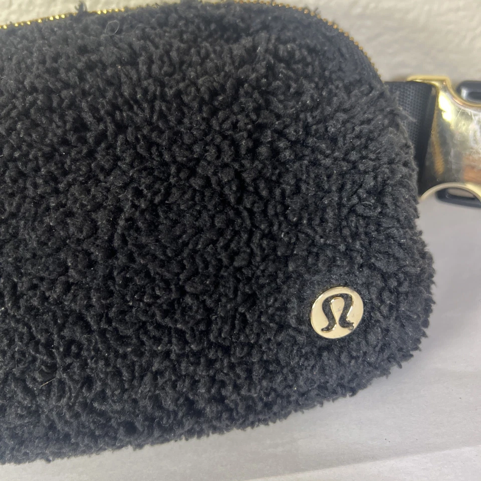 Bolso Cinturón Lululemon Everywhere Vellón Sherpa Negro Dorado Herrajes Foto 2 de 4