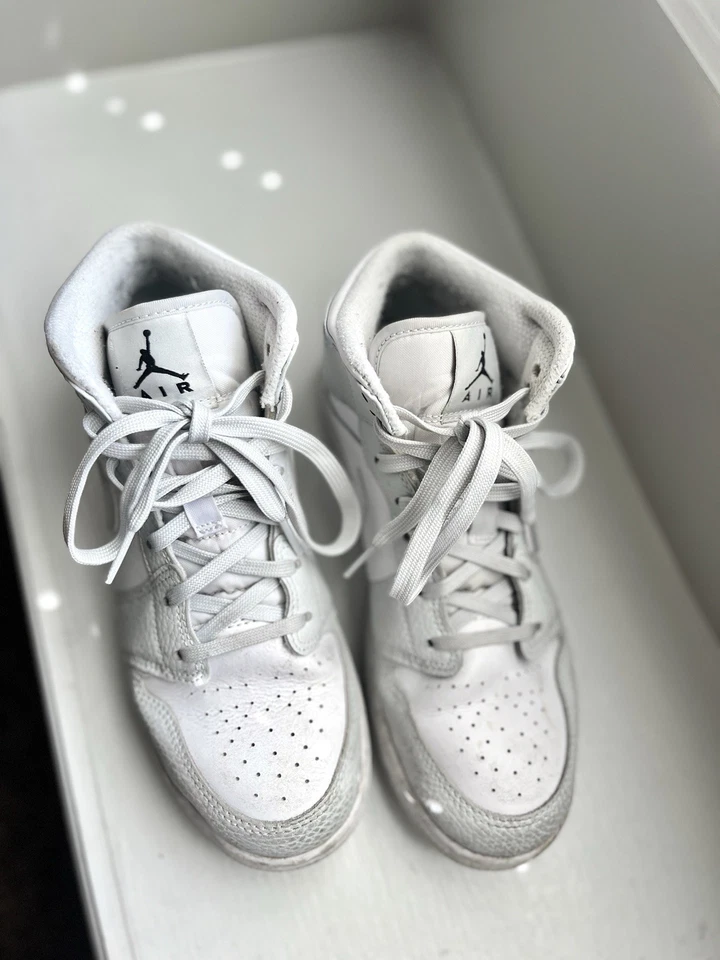 Air Jordan 1 Mid – Blanco/Gris Talla: 7Y (Talla 8 Mujer’s) Foto 3 de 4