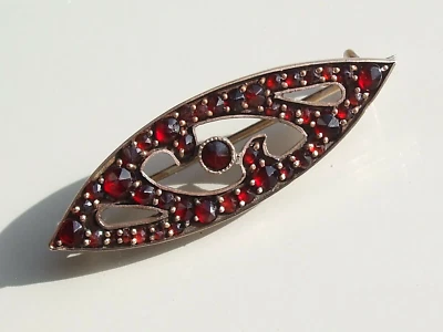 BELLE BROCHE ANCIENNE avec GRENAT DE BOHÊME sur LAITON / Longueur 4cm - Photo 1/4