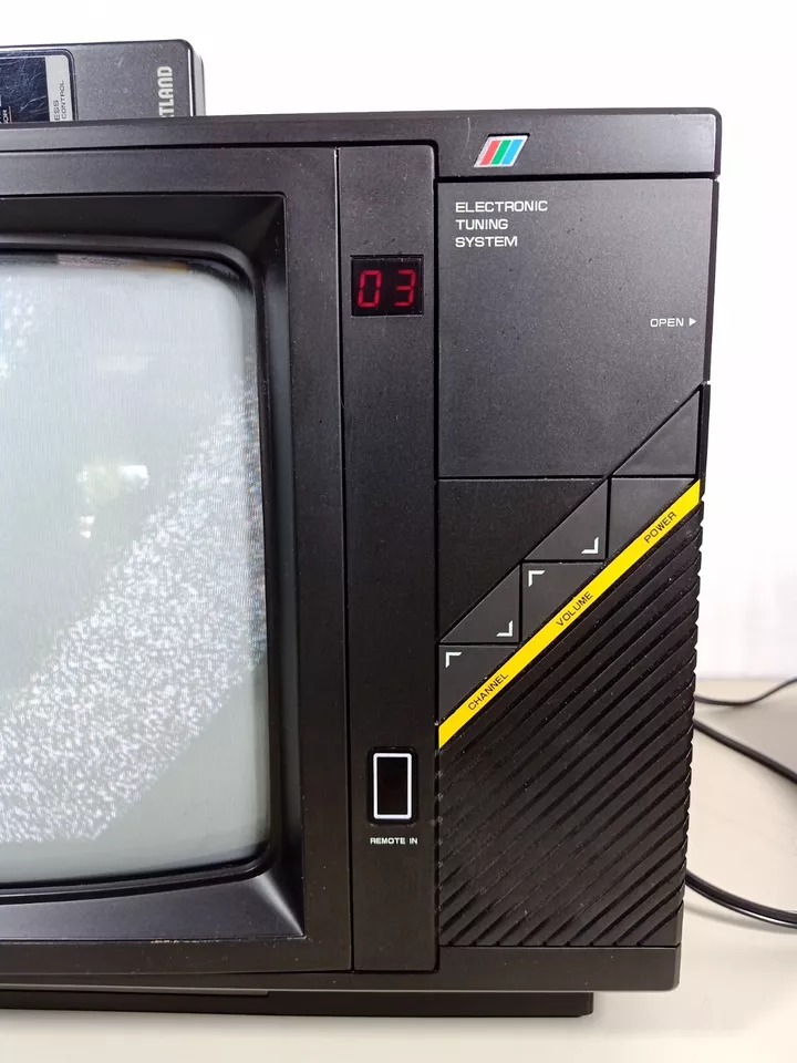 Vintage 1987 Portland Daewoo DCB-416F 13" CRT TV Television Wood Grain w/Remote - Image 3 of 4