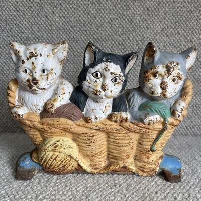 Drei Kätzchen im Korb Gusseisen Türstopper handbemalt Katze mit Rostpatina