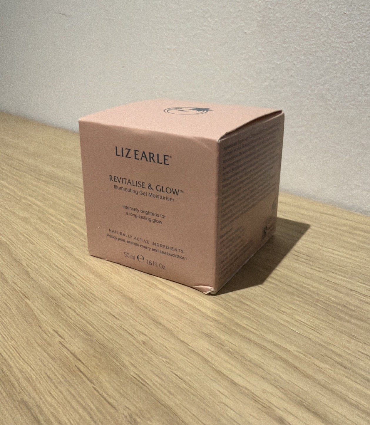 Liz Earle Liz Earlliz Earle Revitalise & Glow Illuminating Gel Moisturiser 50Mle Revitalise & Glow Illuminating Gel Moisturiser 50Ml - Image 4