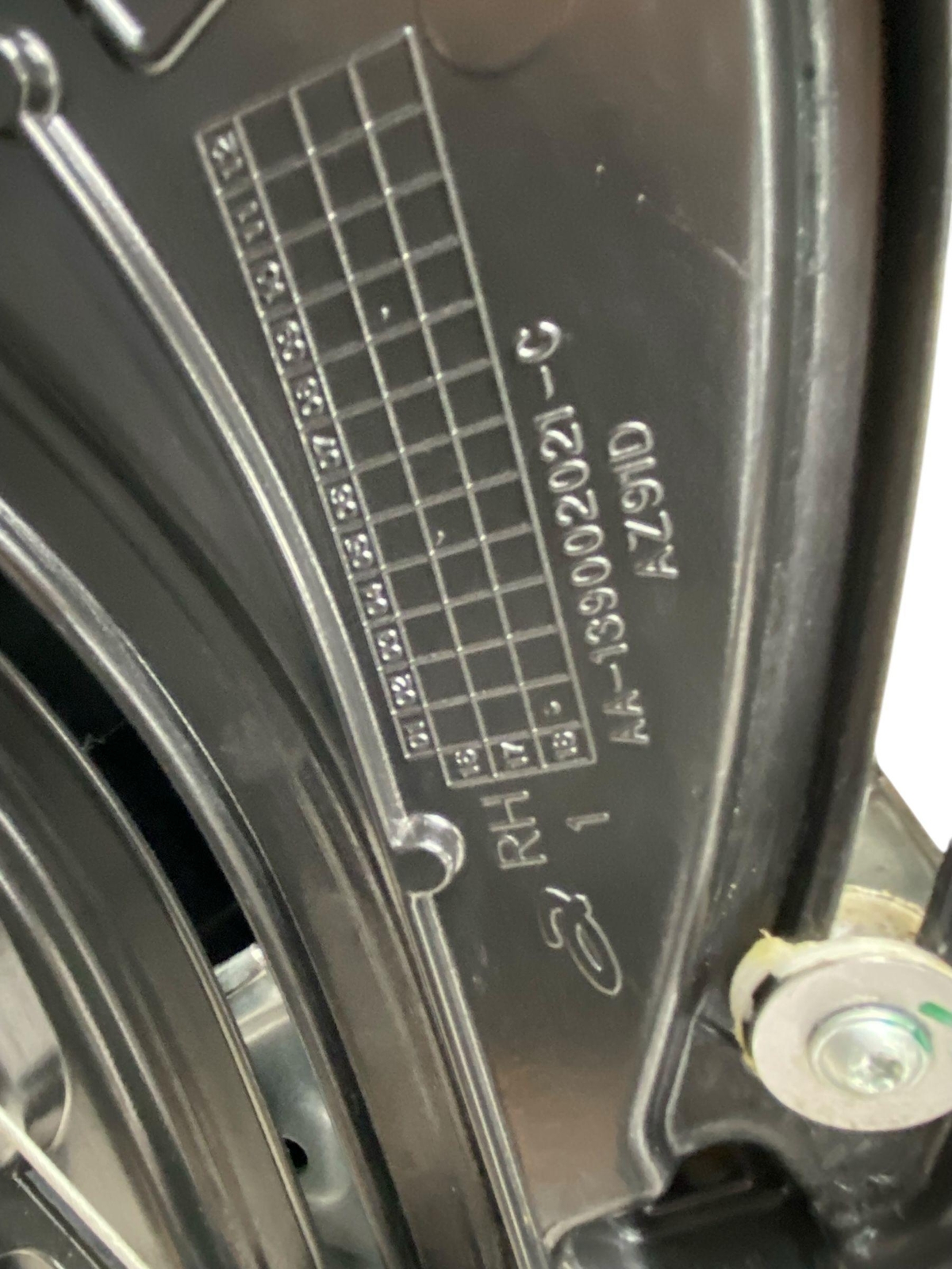2017-2023 ASTON MARTIN DB11 VOLANTE RIGHT REAR QUARTER WINDOW GLASS W/ MOTOR