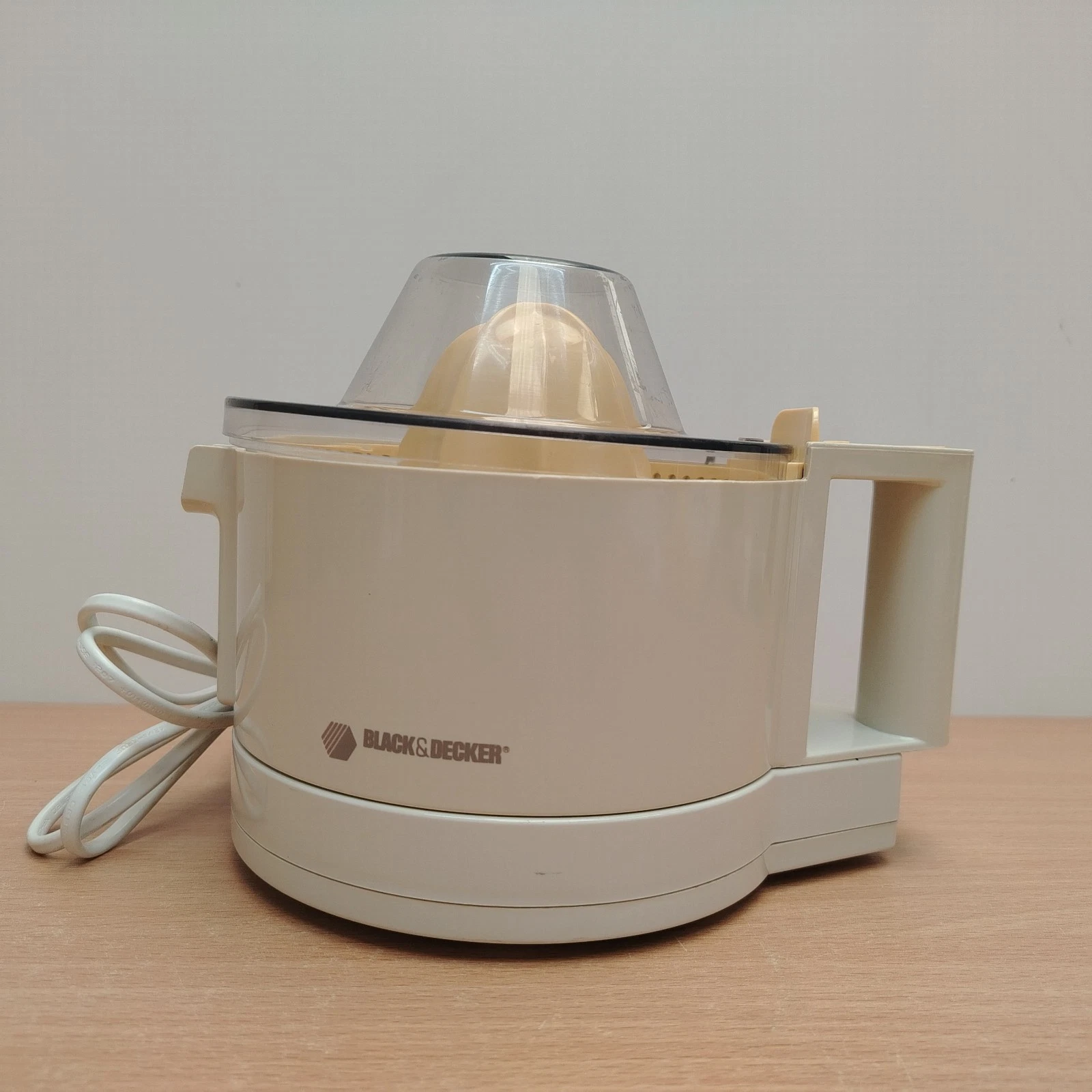 Black & Decker JE20 Citrus Juicer - White - Electric Fruit Press