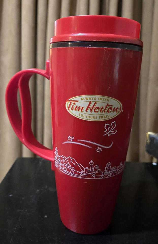 Taza de viaje Tim Hortons de plástico 20 oz 8" con tapa roja rara Foto 2 de 4