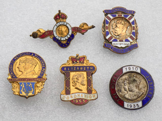 5 x Vintage British Royal Family Coronation / Jubilee Enamel Badges