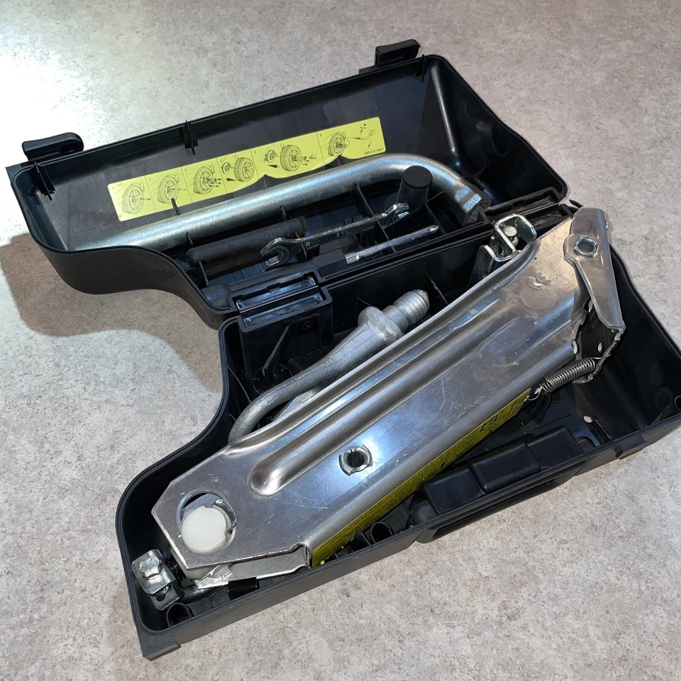 GENUINO 1998 2005 AUDI ALLROAD QUATTRO AVANT GATO ELEVADOR DE EMERGENCIA CAJA DE HERRAMIENTAS Foto 2 de 4