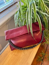 Pochette United Colors of Benetton Burgundy Statement con tracolla catena grossa