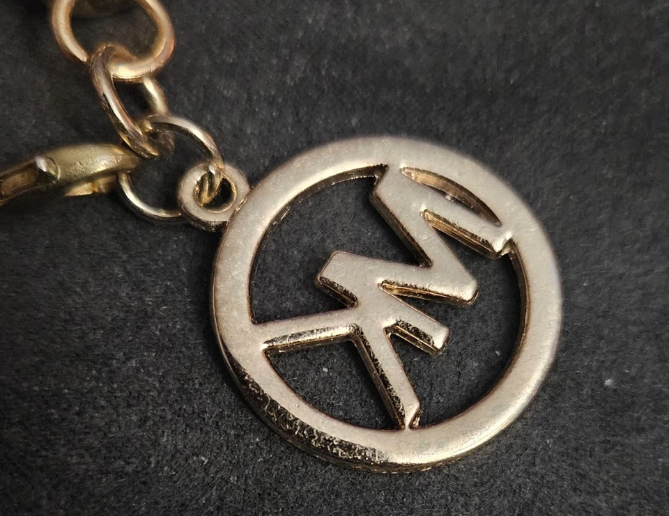 MICHAEL KORS Pulsera de cuero trenzado rosa 7 pulgadas con encanto de logo firmado Foto 4 de 4