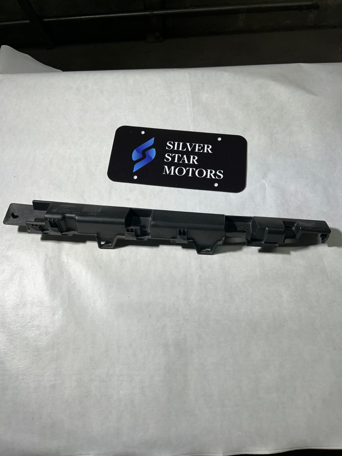 AUDI R8 COUPE OEM LEFT Front SIDE Skirt Rocker Panel Mount Bracket 420853921