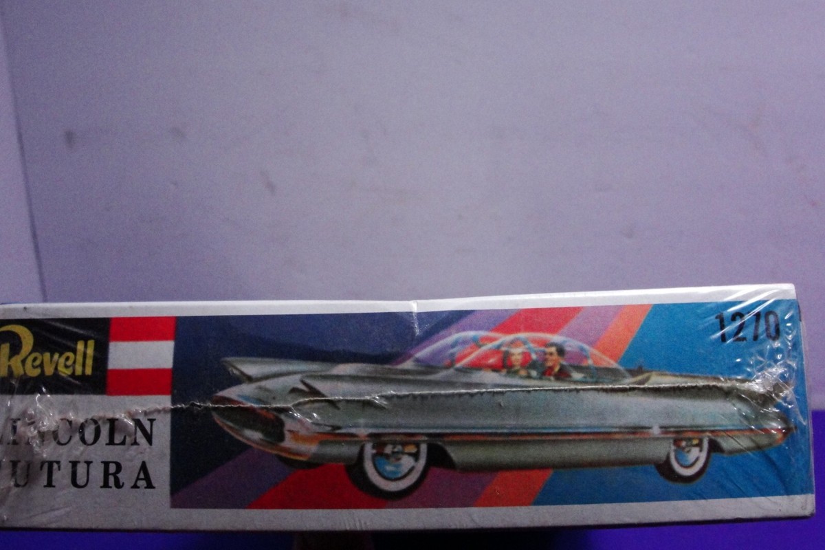 New Revell 1270 Factory Sealed 1995 Model kit Lincoln Futura Nice
