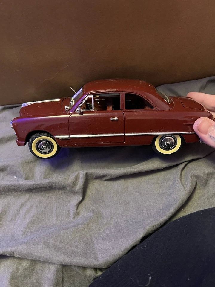 Mira Solido 1949 Ford Couple 1/18th Scale Red - Image 2 of 4