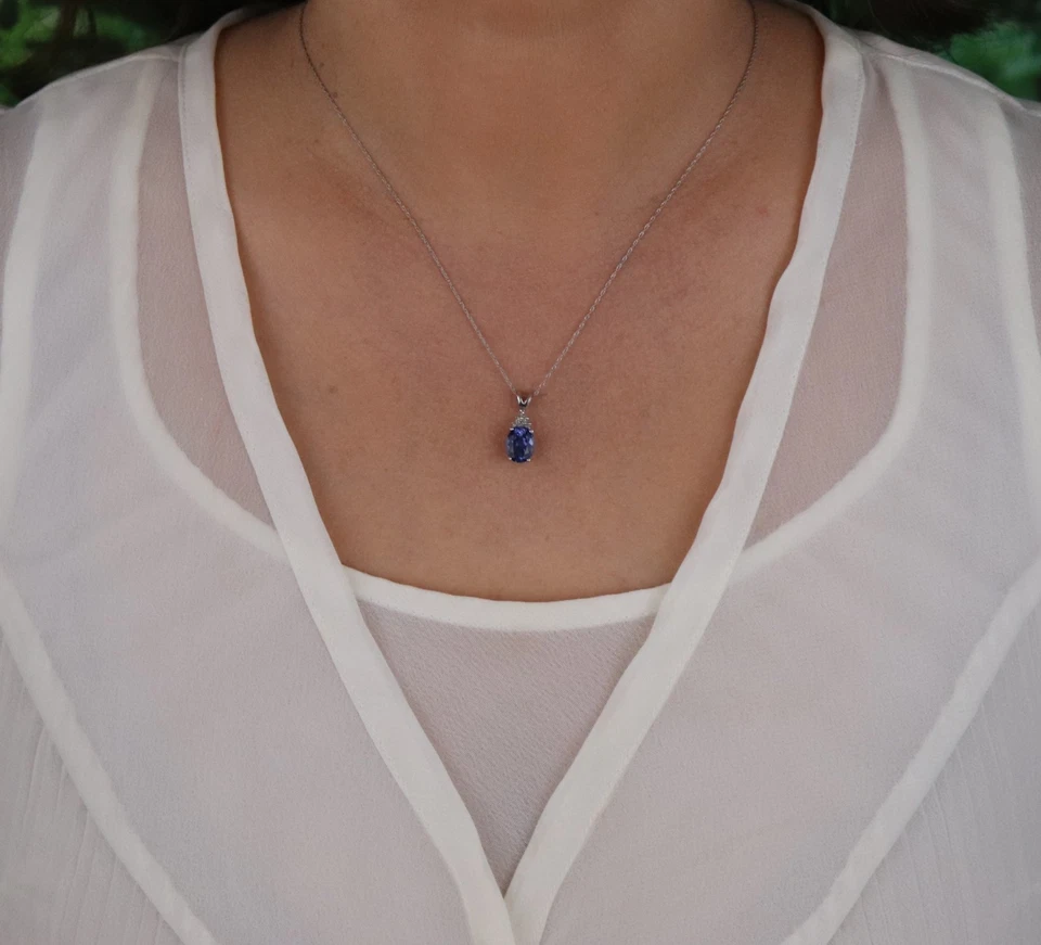 Colgante Solo Oro Blanco 10k Zafiro Azul y Diamante Colgante 3/4" x 1/4" Foto 2 de 4