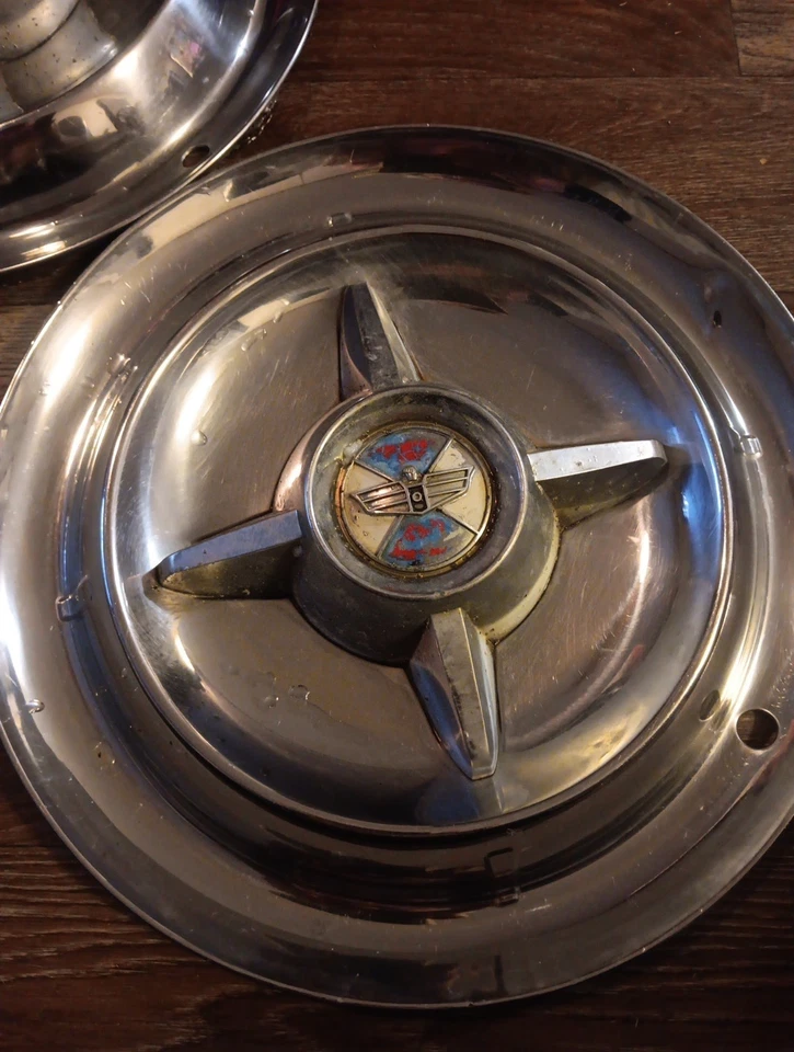 Tapacubos giratorios Dodge 3 años 50 Foto 2 de 4