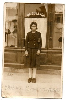 RARISSIME CARTE PHOTO DE JALLIEU 38. Mme GUILLAUD DEVANT SON MAGASIN EN 1925. A