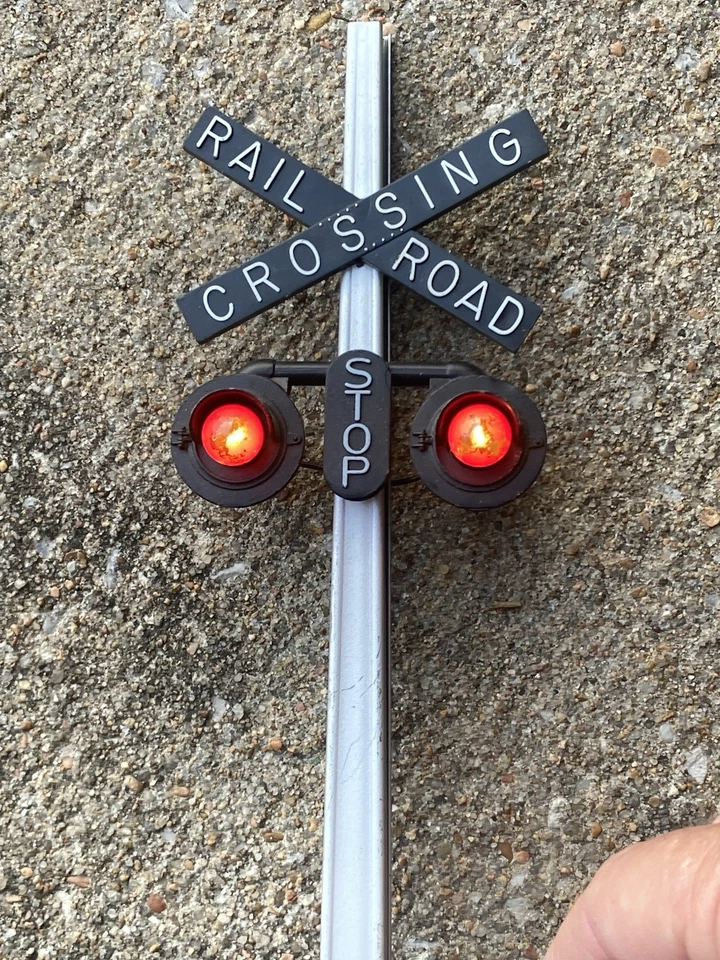 Lionel No. 154 Railroad crossing Signal, Works - Image 3 of 3