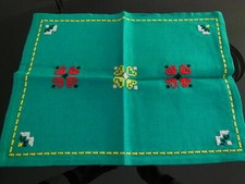 Napperon vintage point de croix vert  style basque centre de table B3