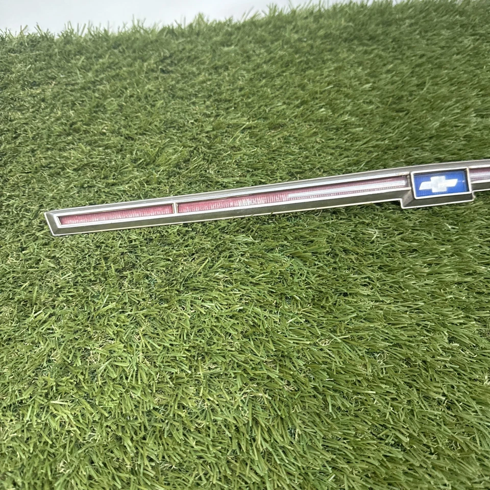 Original OEM 1967 67 Chevy Impala Cromo Maletero Emblema Conjunto Piezas o Decoración Foto 3 de 4