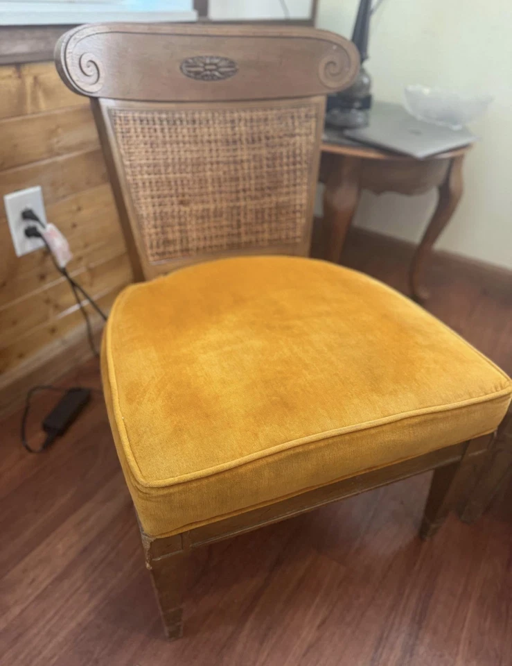 Juego de sillas estilo Hollywood Regency, respaldo de bastón moderno de mediados de siglo con terciopelo mostaza Foto 3 de 4