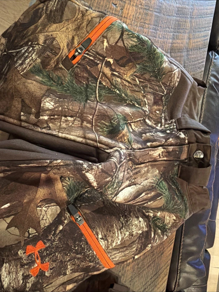 Pantalones de caza Under Armour Storm camuflados juveniles pequeños Foto 3 de 4