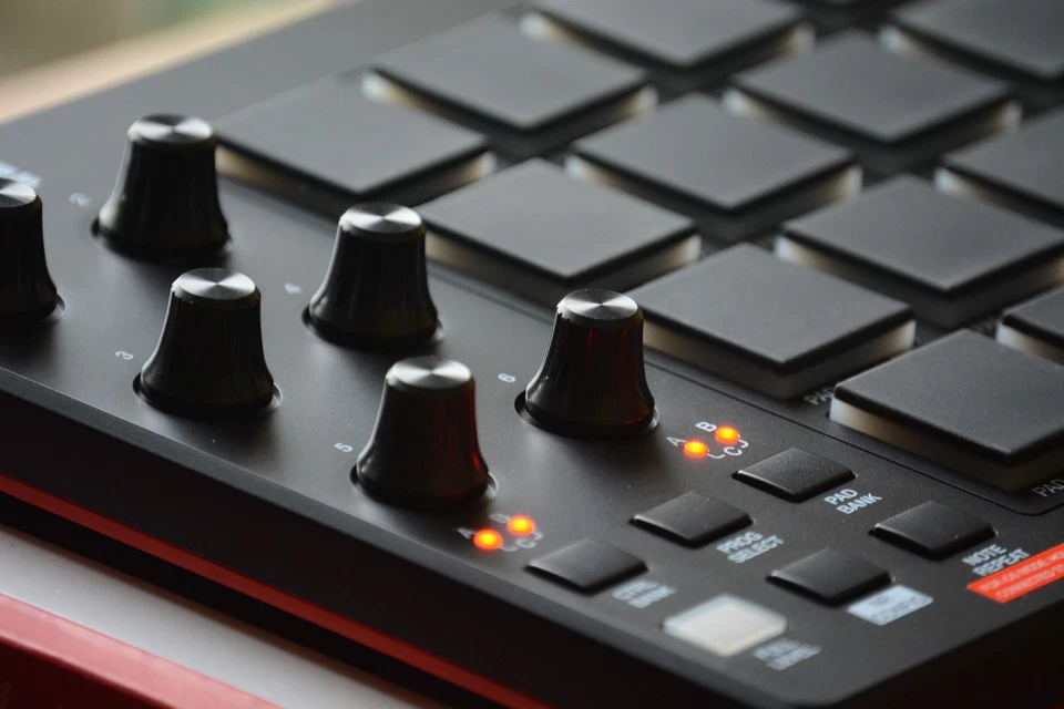 AKAI Professional MPD218 MIDI Pad Controller Drum Pad Machine 16 Pads - Bild 3 von 4