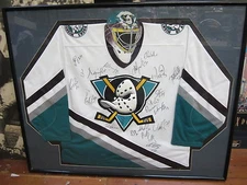 1997-98 Mighty Ducks of Anaheim Team Signed Jersey Framed w/19 signatures GAI