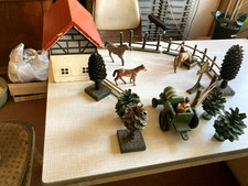 Spur 0 Pferdeweide Konvolut - Holzstall mit rotem Dach, Zaun, 3 Pferde Elastolin