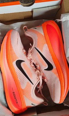 Nike Vomeron 18 womens running shoes size 6.5 NIB orange cushioned atmosphere