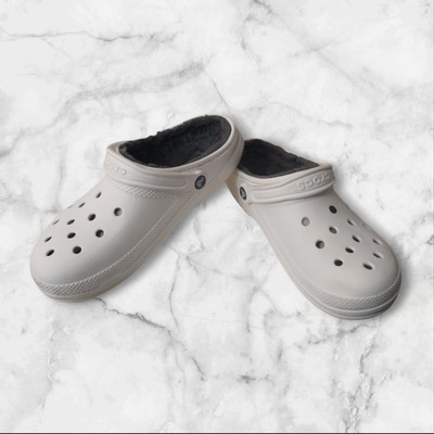 CROCS Unisex Classic Faux Fur Lined White Slip On Clogs  display picture 2
