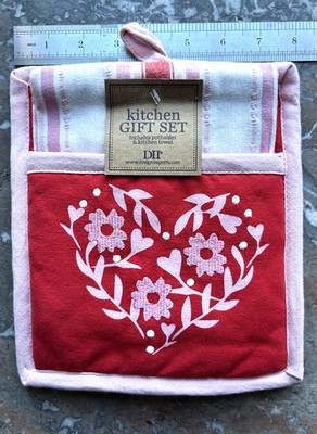 New Red Holiday Kitchen Gift Set POTHOLDER + DISH TOWEL By DII NWT Heart Flower