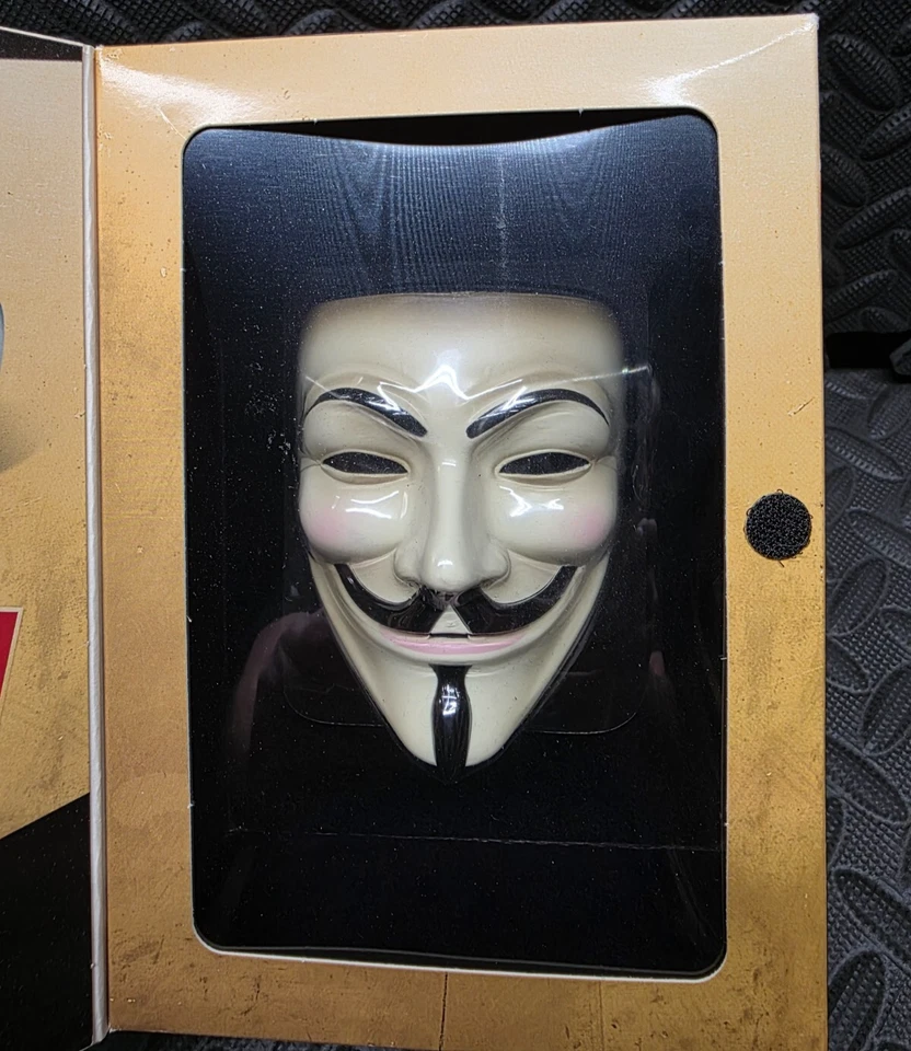 V for Vendetta: 2-Disc Collector's Edition (DVD) Complete w/ Mask & Cards x2 - Image 3 of 4