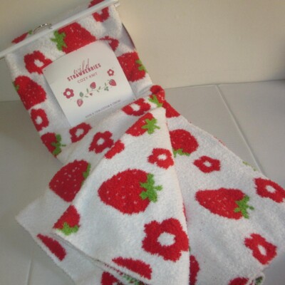 WILD STRAWBERRIES 50 x 70'' Oversized Strawberry Throw blanket Feather Yarn Soft